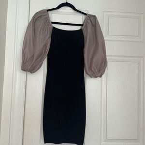 Elevate your wardrobe with Miou Muse dress, size 0/XS. A fitted, boutique gem.